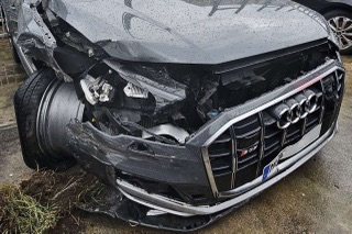 Fahrzeug mit Frontschaden nach Unfall