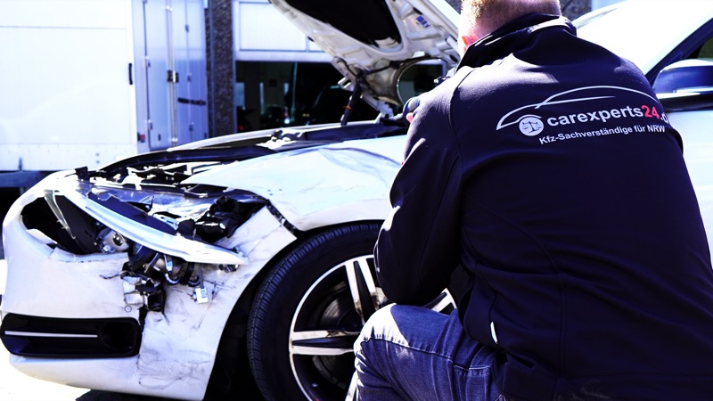 carexperts24-Mitarbeiter am Unfallfahrzeug