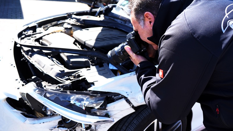 Schadensdokumentation am Unfallfahrzeug durch das carexperts24-Team